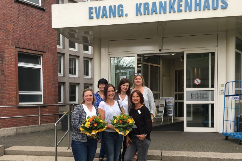 v.l. Bianca Eichhorn, Pflegedienstleitung Stefanie Eisenberg, Sabine Leder, Pflegedienstleitung Iris Fath und Karin Kruse, Pflegedirektorin Beate Schlüter-Rickert.