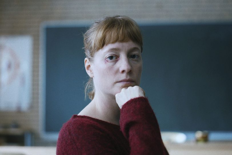 Die engagierte Jung-Lehrerin Carla Nowak (Leonie Benesch) ist schon bald gezeichnet vom Stress mit Kollegen, Eltern und Schülern.