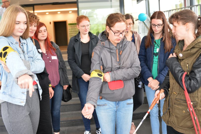 Azubi-Inklusions-Tag 2019: Miriana Palermo erklärt den Bebrauch eines Blindenstocks.