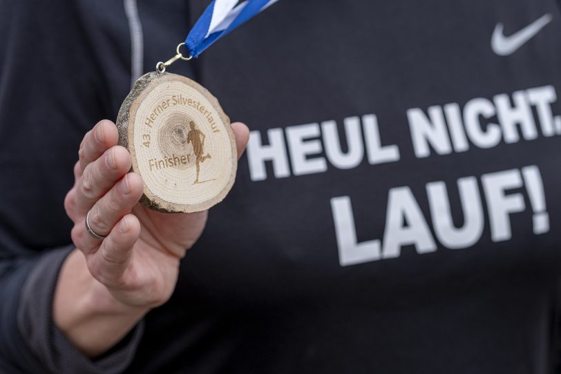 Der 43. Herner Silvesterlauf im Revierpark Gysenberg in Herne (NW), am Freitag (31.12.2021). Coronabedingt ohne Zuschauer und mit 2G.