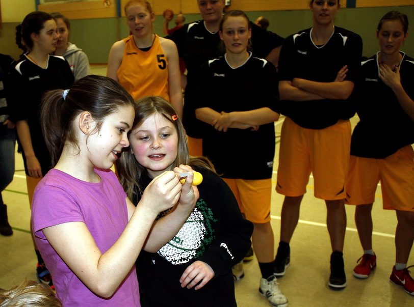 Emily Fimpeler und Emma Lange bei der Pokalauslosung.