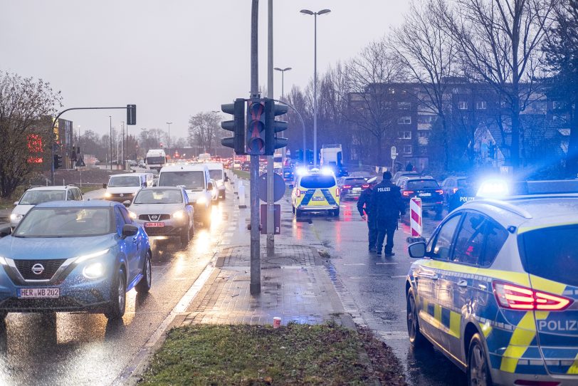 Polizei regelt den Verkehr im Kreuzungsbereich mit der Herforder Straße. Dort war die Ampel am Nachmittag ausgefallen.