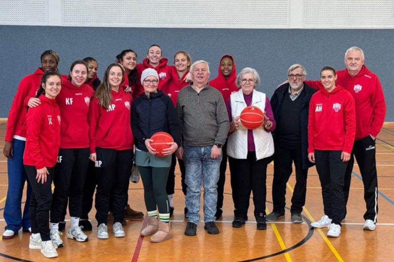 HTC-Basketballerinnen machten vor dem Auswärtsspiel in Halle / Saale einen Zwischenstopp in der nur 30 km entfernten Herner Partnerstadt Eisleben. v.l. Kathrin Gantz, Roland Schmidt (Sprecher des Freundeskreises Herne in Eisleben) sowie Alt-Oberbürgermeisterin Jutta Fischer. Im Hintergrund sind Erich Leichner (Leiter der Sektion Eisleben im Städtepartnerschaftsverein Herne) und Trainer Marek Piotrowski zu sehen.