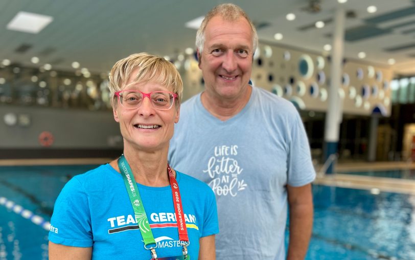 Petra Duda (li.) vom SC Wiking Herne freut sich mit Trainer Andreas Behnke über die guten Platzierungen bei der Masters-WM der Schwimmer in Singapur.