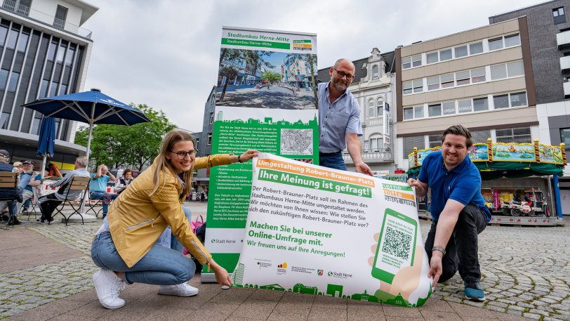 Stellten die Pläne für mehr Grün vor: (v.li.) Luisa Brandl, Abteilungsleiter Peter Sternemann und Daniel Aßmann, alle vom Fachbereich Tiefbau und Verkehr.