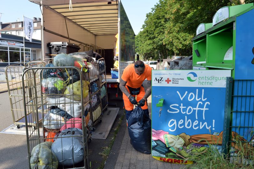 Zwei Lkw hat die Entsorgung Herne, die die  84 Altkleider-Container im Stadtgebiet in regelmäßigen Abständen leeren.