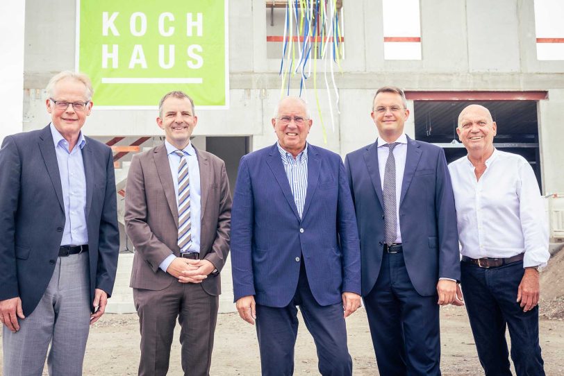 Freuen sich über das Richtfest auf dem Gelände des neuen Kochhaus (v.l.n.r.): Theo Freitag, Geschäftsführer, Prof. Dr. Christoph Hanefeld, Dr. Hans Willmes, Dr. Christian Raible und Volker Goldmann.