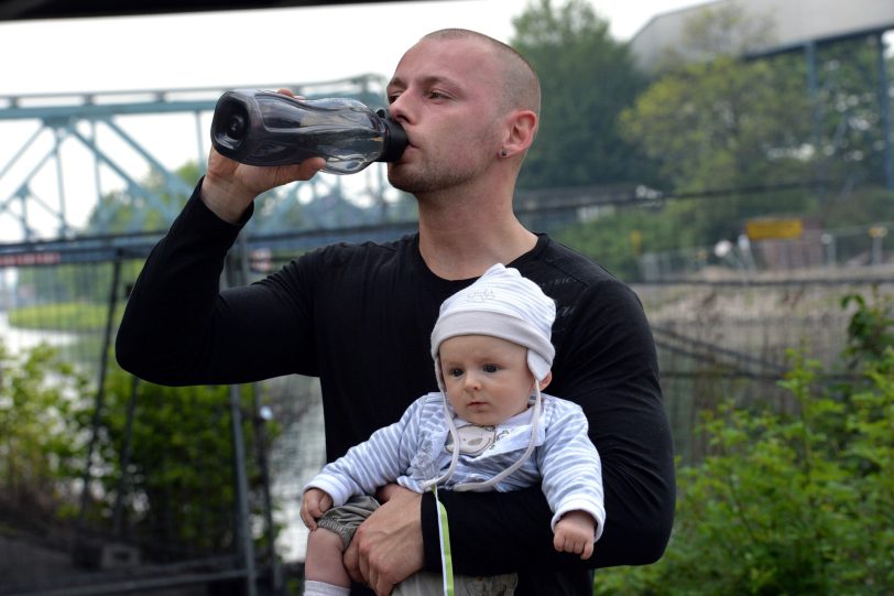 Freizeit am Rhein-Herne-Kanal und gegen den Durst ein Schluck Wasser.