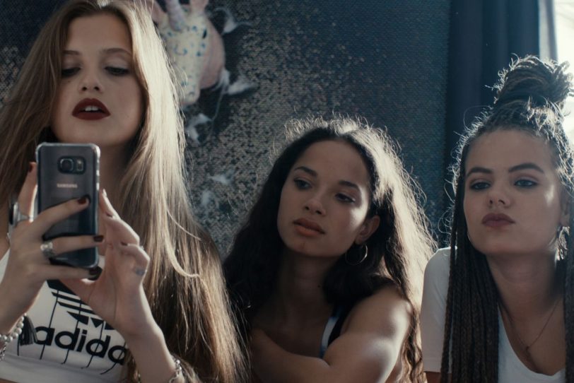 Zoe Pastelle Holthuizen, Lou Haltinner und Yael Meier in „Blue My Mind“.