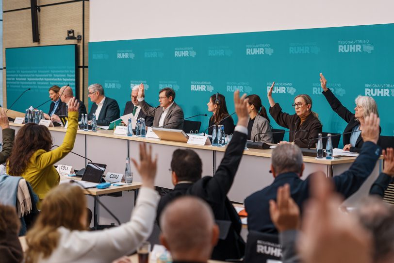 Ruhrparlament November 2025: OB Dr. Frank Dudda einstimmig als Vorsitzender wiedergewählt.
