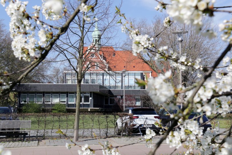 Das Wanner Rathaus vom Postpark aus gesehen.