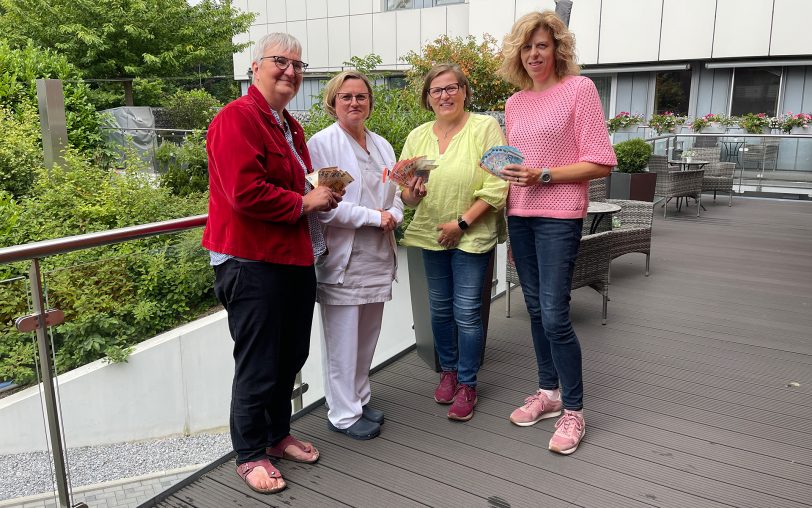 Für die Verschönerung der Terrasse übergaben (v.li.) Birgit Steden, Heike Schub-Labinski und Michaela Kruse von St. Marien Baukau eine Spende über 1.000 Euro an die stellvertretende Stationsleiterin der Palliativstation, Cornelia Riebensahm.
