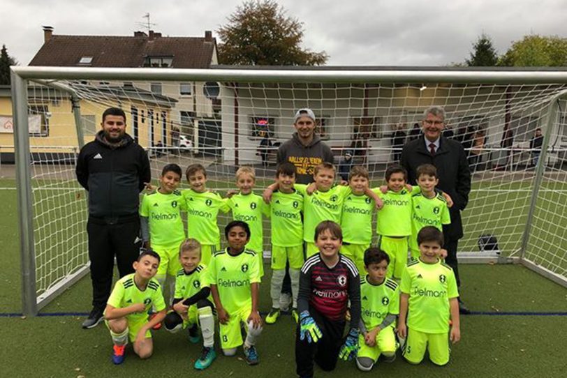 Ein nagelneuer Trikotsatz für die Fußball-Jugend vom BV Herne-Süd.