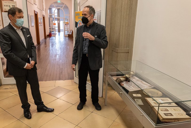 v.l. OB Dr. Frank Dudda und Stadtarchivar Jürgen Hagen.