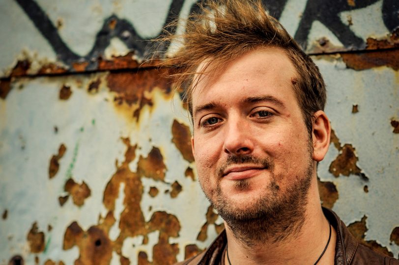 Tobi Katze ist Poetry Slammer und Schriftsteller aus Bochum.