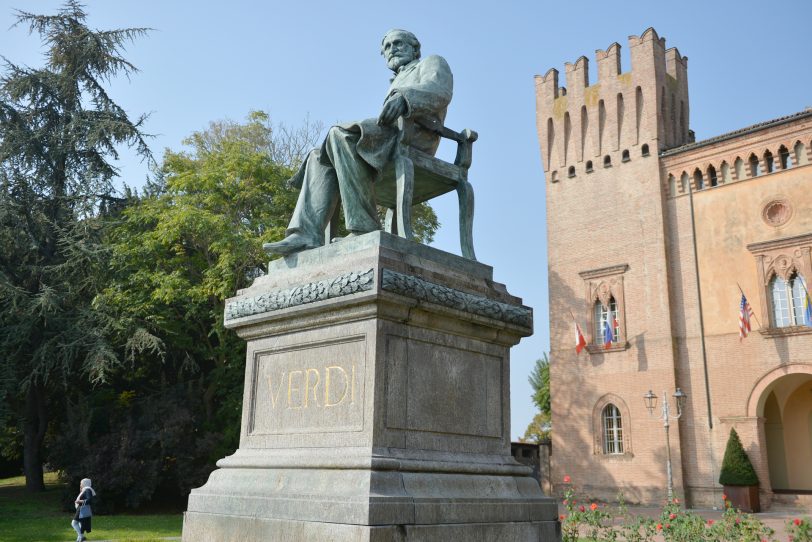 Verdi auf seinem Sockel vor dem Opernhaus in Busseto, dem Teatro Giuseppe Verdi.