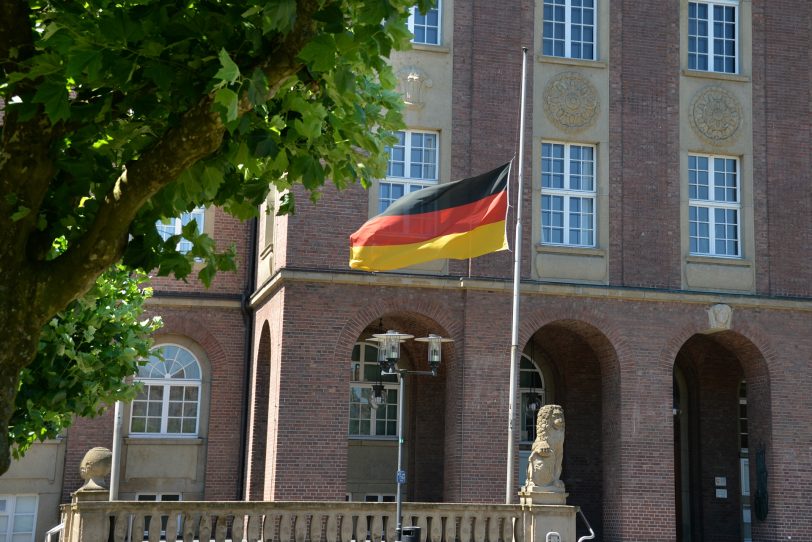 Halbmast-Beflaggung am Herner Rathaus.