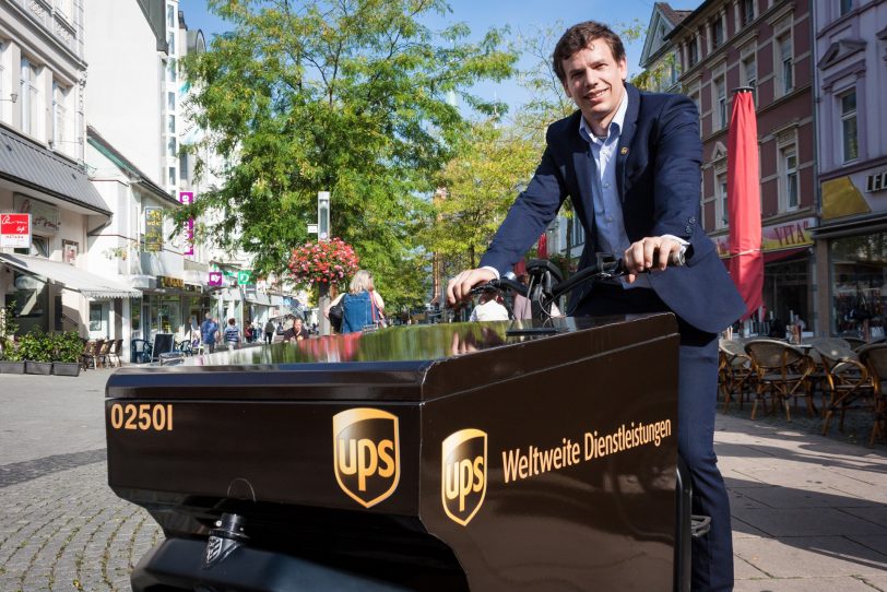 Felix Uetzmann auf dem UPS-Elektrofahrrad.