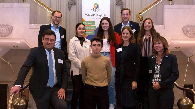 v.li. Mathias Richter, Staatssekretär NRW, Prof. Dr. Bernd Kriegesmann (Westfälische Hochschule), die Talente Mizgin, Devin und Adriana, Marcus Kottmann (Leitung NRW-Zentrum für Talentförderung), Hilke Birnstiel (Leitung TalentKollegs Ruhr Gelsenkirchen und Herne), Angelika Dorawa (stellv. Leiterin) und Anne Heselhaus (Stadträtin GE).
