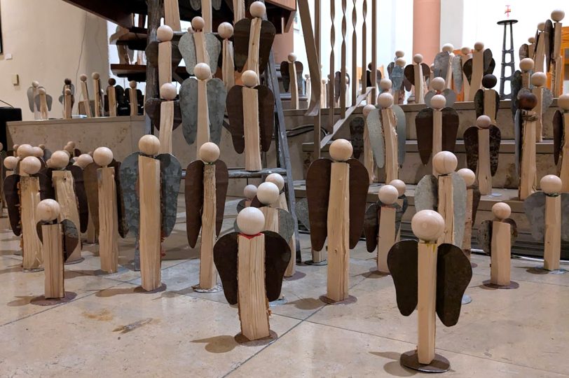 Transformation einer Birke: 153 Engel für die Ausstellung „Mit eigenen Augen sehen“ hat der Herner Hans-Jürgen Jaworski geschaffen.