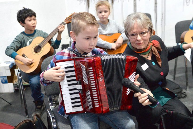 Gennaro spielt Jingle Bells auf dem Akkordeon.