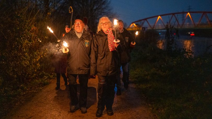 Der Nikolaus kam zum traditionellen Mond-Weihnachtsmarkt der Mondritterschaft Wanne-Eickel wieder über den Kanal angeschippert. Dezember 2024.