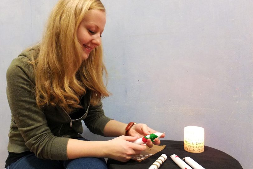 An den Adventssonntagen können die Teilnehmenden im Anschluss an die öffentliche Führung ihre eigenen Kerzen verzieren.