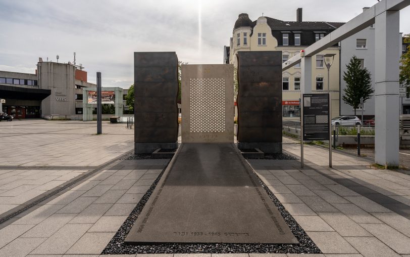 Die Bronzetore fest rechts und links sind aufgestellt und die Beleuchtung erneuert.