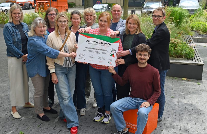 Gemeinsam für mehr Sicherheit (von links): Vera Kemper (Dezernentin Facilitymanagement), Christina Rösen (Schwerbehindertenvertretung), Katharina Stalla (Fachkraft für Arbeitssicherheit), Pia Becker und Sonja Hunscha (Gleichstellungsbüro), Anja Beer (Team Bedrohungsmanagement), Svenja Stepper (Kanzlerin), Thilo Groll (Team Bedrohungsmanagement), Nadine Fasching (Personalrätin und administrative Projektleitung des Krisenmanagements), Ruben Teixeira Correia (Hochschul-IT) und Prof. Dr. Stephan Weyers (Prorektor für Lehre und Studium).