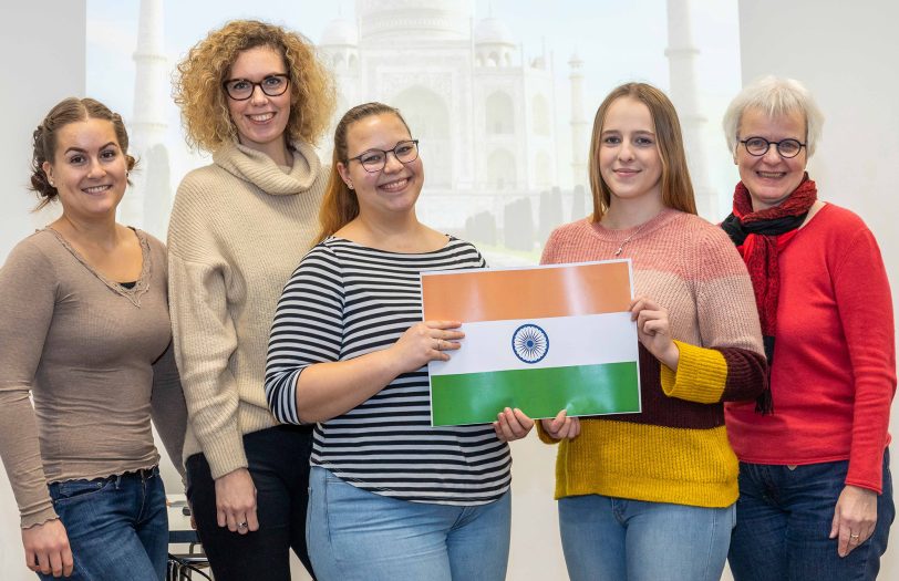 v.l. Melina Schirra, Anette Albeluhn, Celina Linke, Katharina Sophie Friend (alle vier Auszubildende) und Sabine Dreßler ( Leitung Krankenpflegeschule der St. Elisabeth Gruppe).