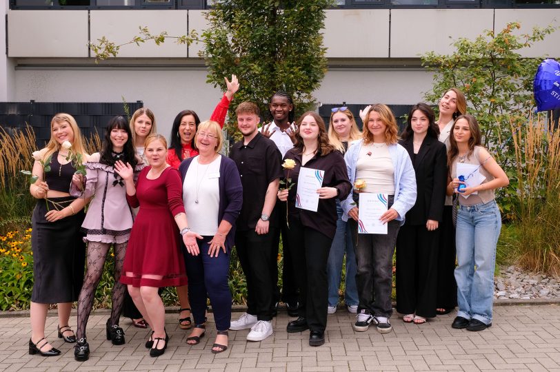 22 neue und examinierte Pflegekräfte am EvK Castrop-Rauxel und dem EvK Herne. Beide Häuser gehören zum Verbund des EVA Ruhr mit Schulleiterin Kerstin Siller und Kursleiterin Karen Matzko.
