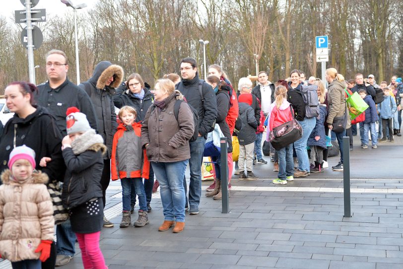 Badebegeisterte, die am Wananas Schlange stehen (wie hier auf einem Archivfoto) bekommen bald einen Unterstand.