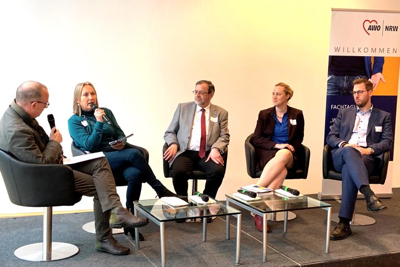 Fachleute diskutieren, wie der Ausstieg aus der Armut gelingen kann. v.l. Moderator Tom Hegermann, Anja Weber (DGB-vorstand NRW), AWOVorsitzender Michael Scheffler, Dörte Schall (Beigeordnete Stadt Herne) und Christian Woltering (Landesgeschäftsführer Partitätischer NRW).