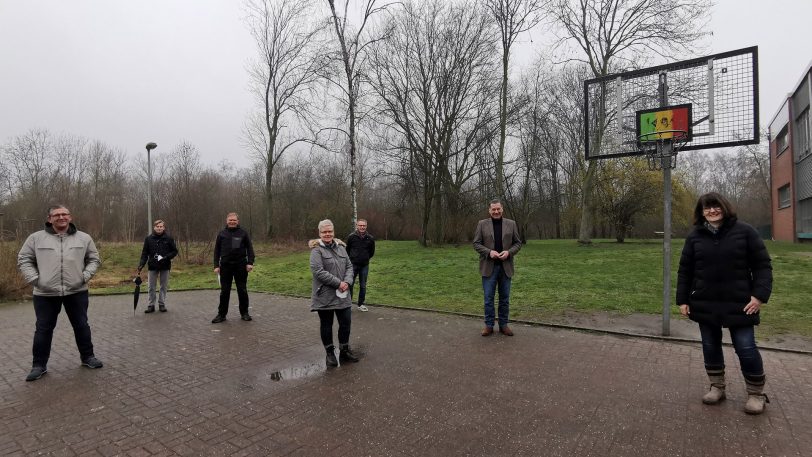 Zusammen mit Schnick-Schnack-Vorsitzenden Rainer Deutsch (3.v.l.) waren mehrere politische Vertreter vor Ort, unter anderem SPD-Fraktionsvorsitzender Udo Sobieski (2.v.r.).