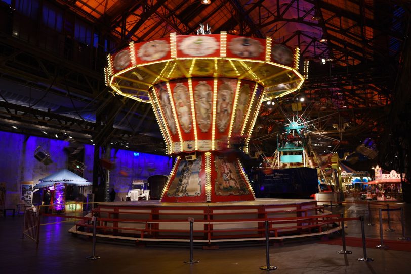 Ein Hauch von Crange: Vorne Kettenkarussel, hinten Riesenrad.