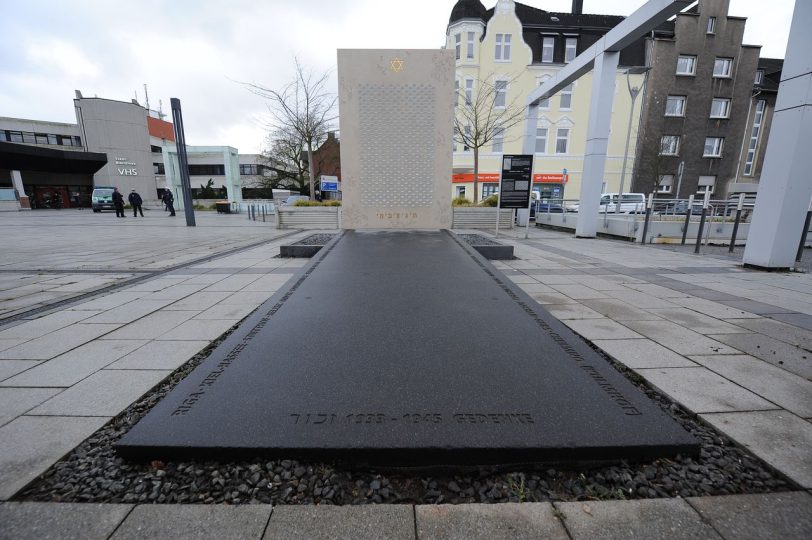 Soll ab Januar 2025 kurzzeitig offen sein und ab Mitte 2025 vollständig geöffnet sein: Das Shoah-Mahnmal auf dem Willi-Pohlmann-Platz.