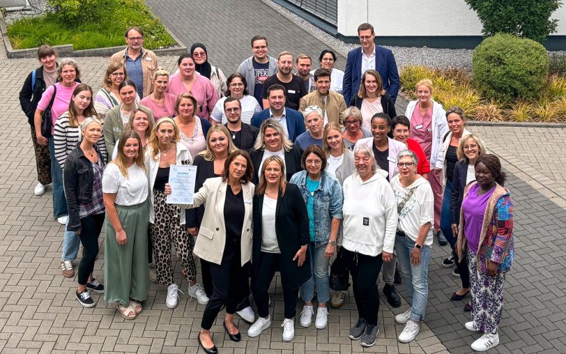 Die Pflegedirektion der Evangelischen Krankenhausgemeinschaft nahm mit großem Stolz das Zertifikat für „Pflege attraktiv“ entgegen.