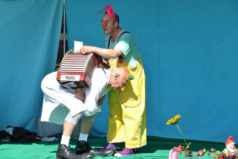 Kindertheater Pappmobil gastiert mit dem Clownsstück &amp;amp;amp;#039;Blümchen und Beule&amp;amp;amp;#039; auf der OpenAir-Bühne der Flottmann-Hallen. im Bild: Bernd Staklies und Schauspielerkollege Helmut Wirtz.