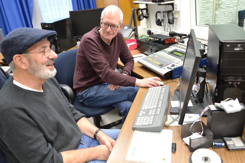 Peter Zontkowski gemeinsam mit dem Toningenieur Wolfgang Bökelmann in der Radiowerkstatt der vhs Herne.