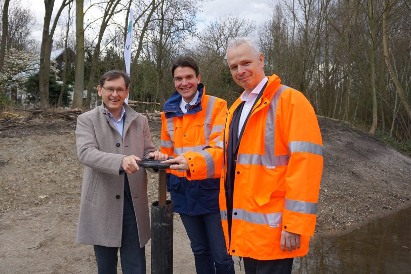 Dr. Frank Dudda, Prof. Dr. Uli Paetzel und Dr. Frank Obenaus öffneten den Durchlass.
