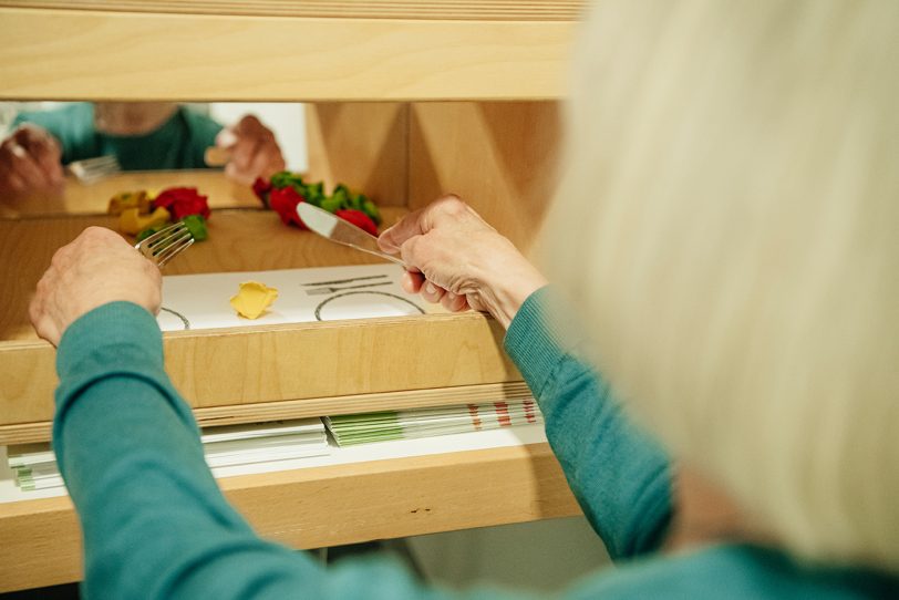 Mit Messer und Gabel essen - aber spiegelverkehrt: So sieht eine Station des Demenz-Parcours aus.