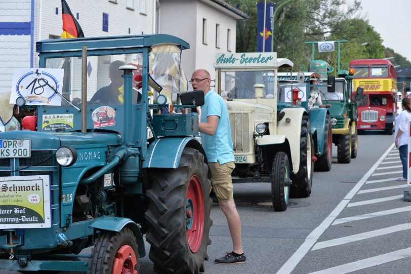 Kirmesoldtimer fahren von Bochum zum Cranger Kirmesplatz