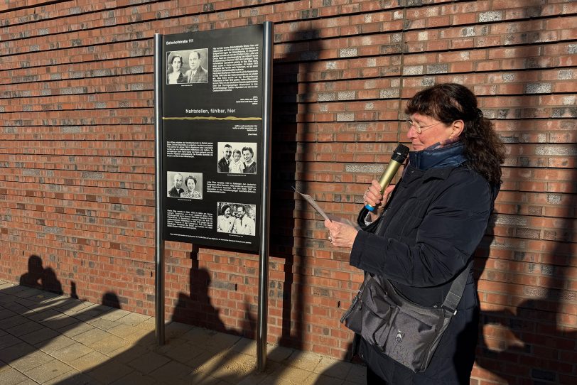 Hanneke Schmitz, 83 Jahre alt und letzte Herner Überlebende der Shoah, bei der Einweihung der Tafel, die an das Schicksal ihrer jüdischen Familie mit ihren Großeltern Max und Helene Elias erinnert. Nahtstellen – Herner Orte gegen das Vergessen.
