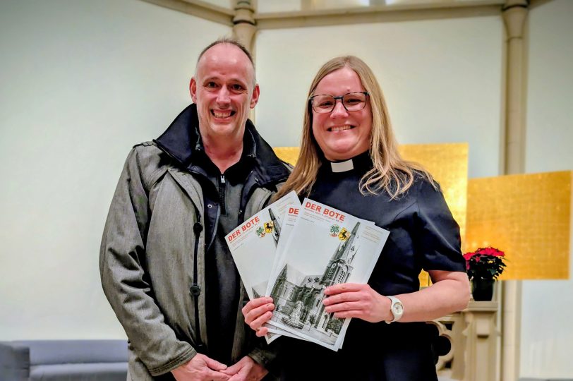 1. Vorsitzende des Historischen Vereins, Marcus Schubert, überreichte 50 Exemplare der aktuellen Ausgabe der vereinseigenen Zeitschrift „Der Bote“ an Pfarrerin Melanie Jansen.