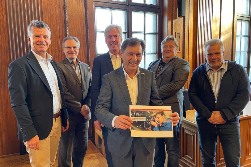 Vorstellung der Bilanz vom Ausbildungsmarkt 2022: (v.li.) Michael Bergmann (IHK Mittleres Ruhrgebiet), Frank Neukirchen-Füsers (Agentur für Arbeit Bochum), Dirk W. Erlhöfer (Arbeitgeberverbände Ruhr/Westfalen), Frank Dudda (OB Herne), Stefan Marx (DGB Ruhr/Mark) und Hans-Joachim Drath (Kreishandwerksmeister Herne).