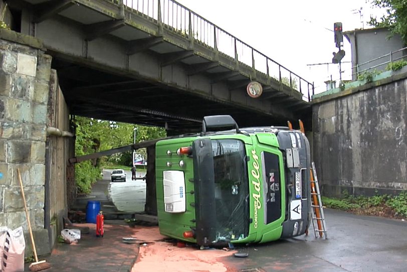 Umgekippter Absatzkipper mit Anhänger auf der Ulmenstraße.