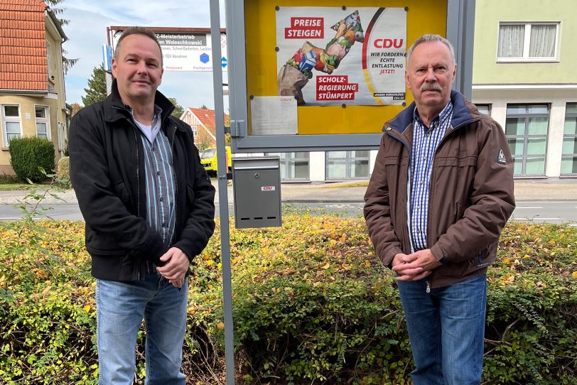 Michael Umbach, 1. Vorsitzender der CDU Börnig/Holthausen, und sein Stellvertreter Karl-Heinz Schiller (2.vl.) vor dem neuen Postkasten.