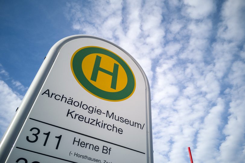 Das Haltestellenschild der Bushaltestelle am Archäologiemuseum / Kreuzkirche.