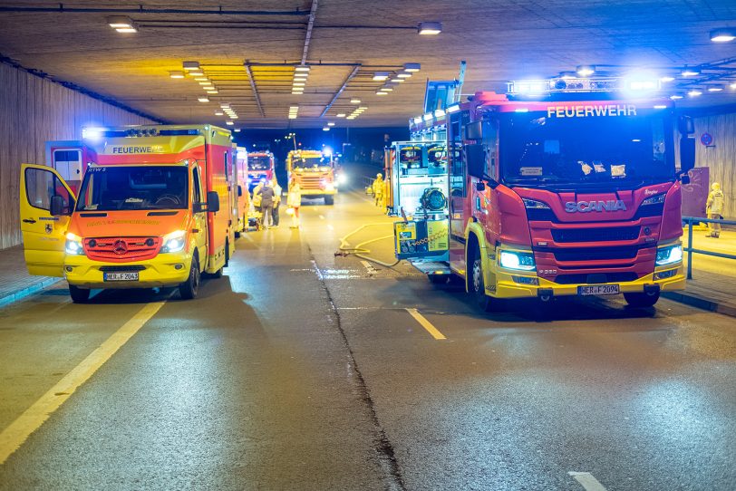 Übung der Feuerwehr in Herne (NW), am Donnerstag (09.06.2022), im Straßentunnel der Dorstener Straße. In dem 109 Metern langen Tunnel, unter den Eisenbahngleisen in Stadtteil Wanne, wurde der Verkehrsunfall mit zwei PKW und drei verletzten Personen realitätsnah inszeniert. Einsatzkräfte der Berufs- und der Freiwilligen Feuerwehr sowie des Rettungsdienstes übten die Befreiung der in den Fahrzeugen eingeschlossenen Personen und deren rettungsdienstliche Versorgung.