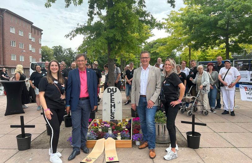 Zeigen Präsenz für die Verstorbenen: (v.l.) Kristin Kücükaycan, OB Dr. Frank Dudda., Bürgermeister Kai Gera und Kristin Pfotenhauer.